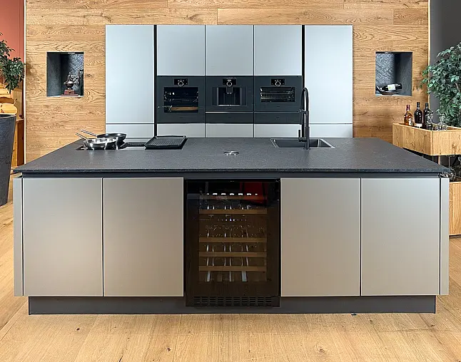 GAGGENAU-GERÄTE DER NEUESTEN GENERATION: Backofen mit Vollauszug&amp;Backstein + Kaffeevollautomat + Dampfbackofen + zwei Wärmeschubladen | Gaggenau-Vakuumierer möglich | 2-Zonen-Weinklimaschrank und neuester berbel Muldenlüfter mit permalyt-Filter