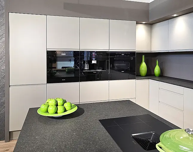 TOP GERÄTEAUSSTATTUNG! Pyrolyse-Backofen mit Kerntemperatursensor, Kombidampfgarer, Kaffeevollautomat, Wärmeschublade, berbel permalyt-Muldenlüfter mit Induktion, Kühlschrank mit Frische-Schubladen &amp; NoFrost-Gefrierer, 2-Zonen-Weinklimaschrank!