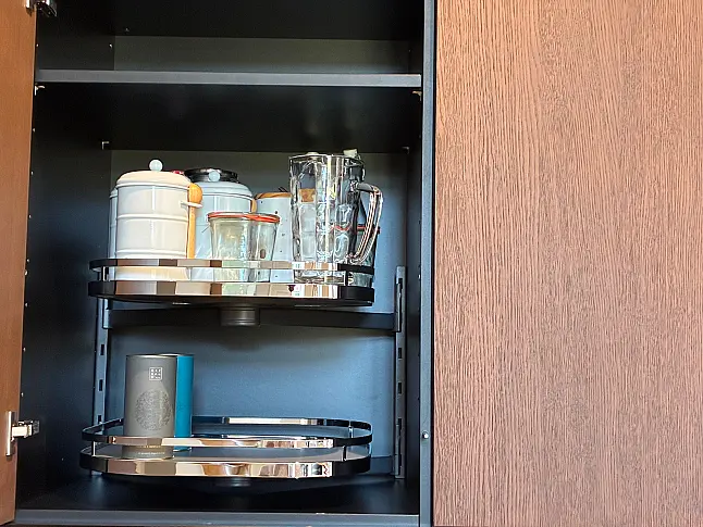 Zeile mit Insel I Designküche mit Miele-Geräten | Eiche Furnier | Premium-Ausstellung I perfekt für Altbau