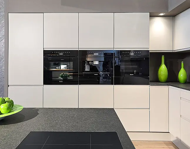 TOP GERÄTEAUSSTATTUNG! Pyrolyse-Backofen mit Kerntemperatursensor, Kombidampfgarer, Kaffeevollautomat, Wärmeschublade, berbel permalyt-Muldenlüfter mit Induktion, Kühlschrank mit Frische-Schubladen &amp; NoFrost-Gefrierer, 2-Zonen-Weinklimaschrank!