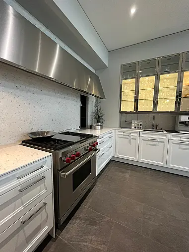 Exklusive, elegante, weiße Hochglanz-Küche von SieMatic mit Insel + Virtinen + Bartheke