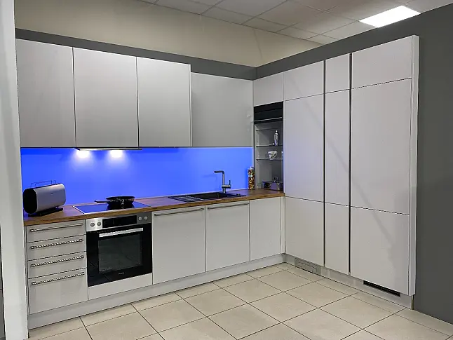 Moderne Designküche L- Form inkl Miele Geräten und Glas Jalousien Schrank