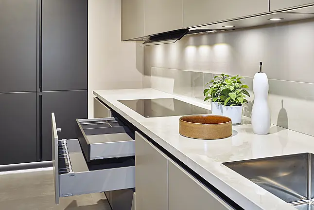 Koje 201 KL: Grijs-zwarte eilandkeuken met bartafel en keramisch werkblad