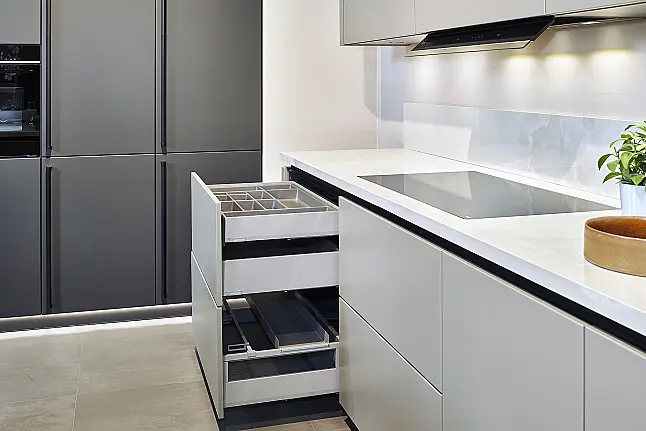 Koje 201 KL: Grijs-zwarte eilandkeuken met bartafel en keramisch werkblad