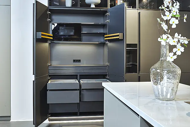 Koje 201 KL: Grijs-zwarte eilandkeuken met bartafel en keramisch werkblad
