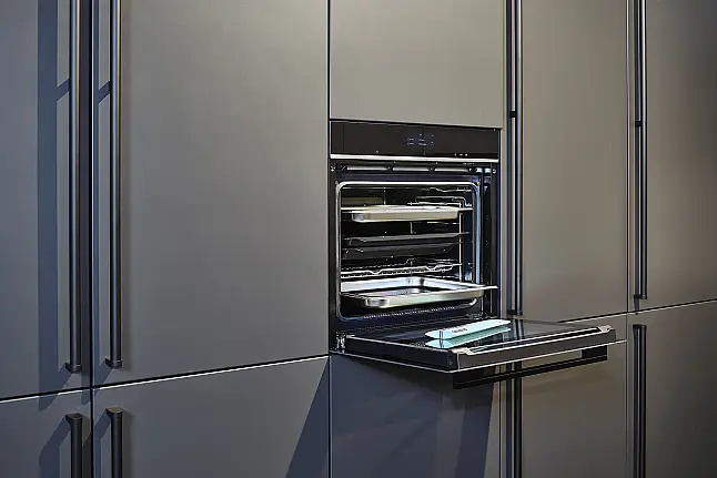 Koje 201 KL: Grijs-zwarte eilandkeuken met bartafel en keramisch werkblad