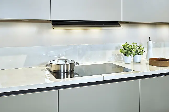 Koje 201 KL: Grijs-zwarte eilandkeuken met bartafel en keramisch werkblad