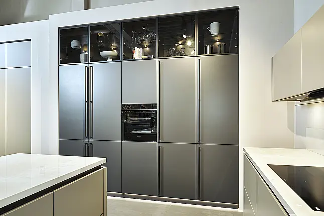 Koje 201 KL: Grijs-zwarte eilandkeuken met bartafel en keramisch werkblad