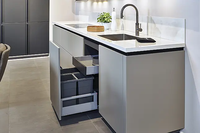Koje 201 KL: Grijs-zwarte eilandkeuken met bartafel en keramisch werkblad