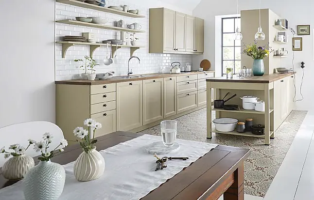 Komfortable Landhausküche mit Fronten in Sandgrau satin