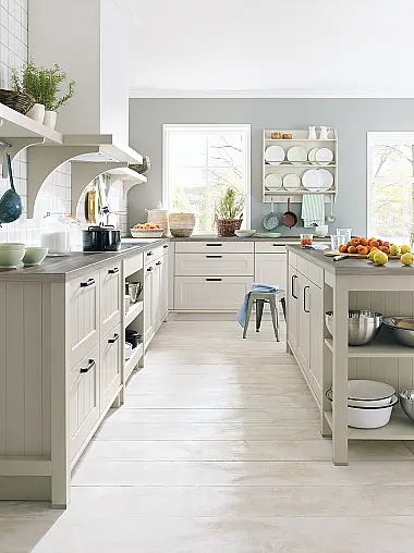 Landhausstil Inselküche mit Fronten in Sandgrau satin