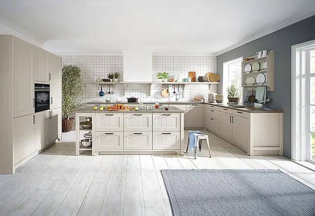 Landhausstil Inselküche mit Fronten in Sandgrau satin