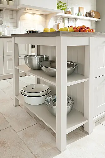 Landhausstil Inselküche mit Fronten in Sandgrau satin
