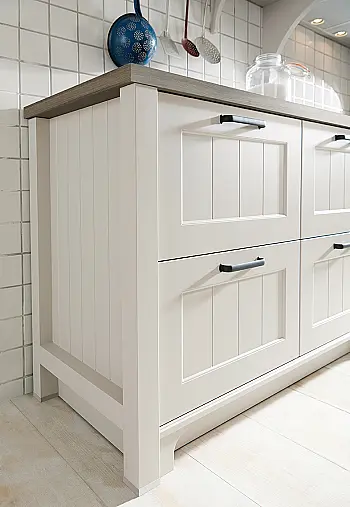 Landhausstil Inselküche mit Fronten in Sandgrau satin