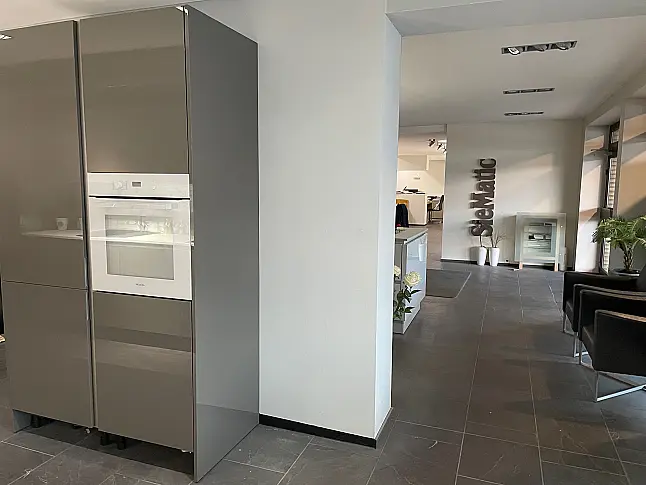 Musterküche SLC steingrau hochglänzend