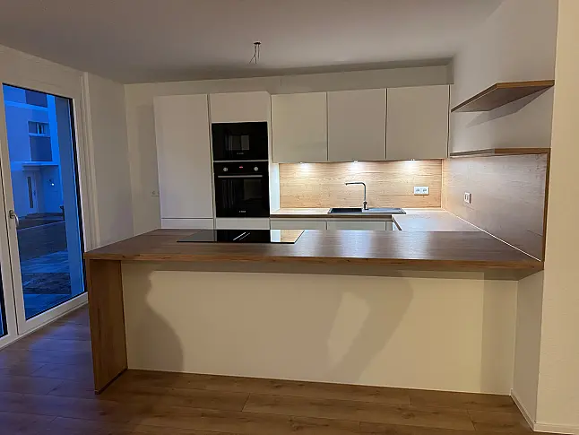 Grifflose Küche mit Arbeitsplatte in Eiche Sierra Nachbildung