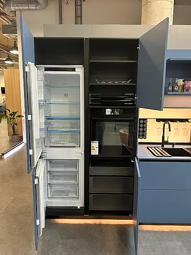 nx510 Azurblau Samtmattlack mit Neff Geräten und SensiQ Arbeitsfläche