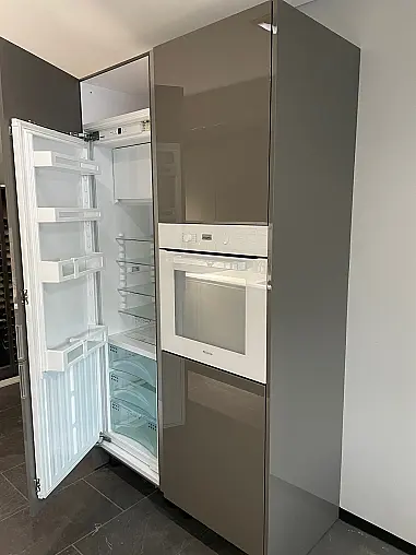 Musterküche SLC steingrau hochglänzend