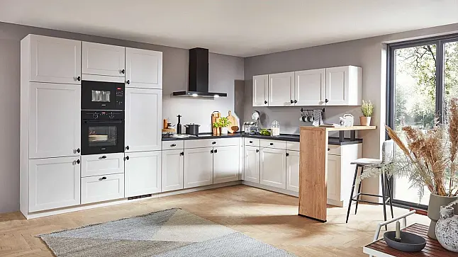 Landhausstil L-Küche mit Fronten in Weiß matt