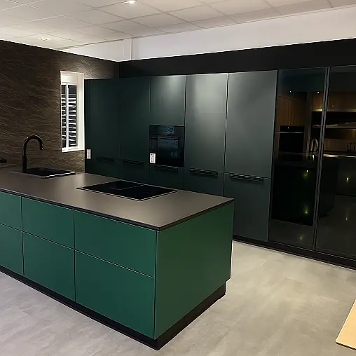 Ausdrucksstarke Designküche in Midnight Green – mit Wohnwand und Vitrinenschränken