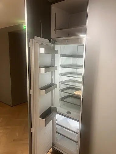 SieMatic Classic SE22BAL/88LS lotusweiss gl./steingrau matt/Insel nickel
