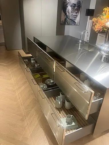 SieMatic Classic SE22BAL/88LS lotusweiss gl./steingrau matt/Insel nickel