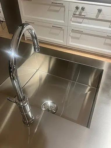 SieMatic Classic SE22BAL/88LS lotusweiss gl./steingrau matt/Insel nickel