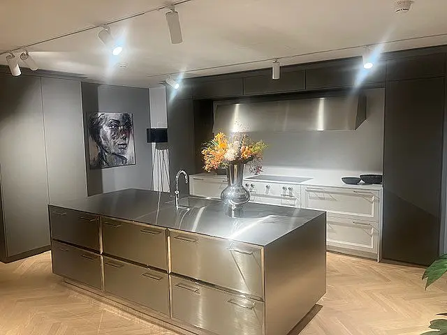 SieMatic Classic SE22BAL/88LS lotusweiss gl./steingrau matt/Insel nickel