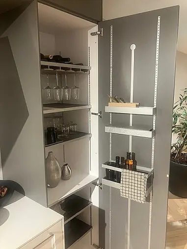SieMatic Classic SE22BAL/88LS lotusweiss gl./steingrau matt/Insel nickel