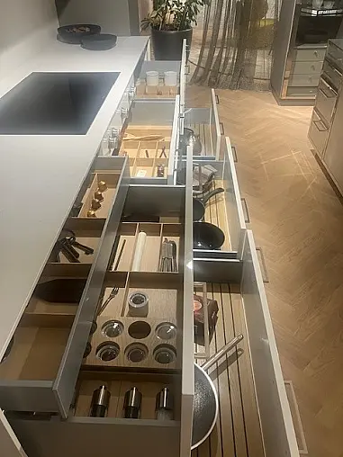 SieMatic Classic SE22BAL/88LS lotusweiss gl./steingrau matt/Insel nickel