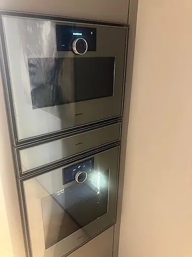 SieMatic Classic SE22BAL/88LS lotusweiss gl./steingrau matt/Insel nickel