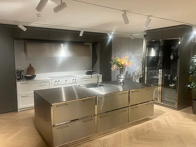 SieMatic Classic SE22BAL/88LS lotusweiss gl./steingrau matt/Insel nickel