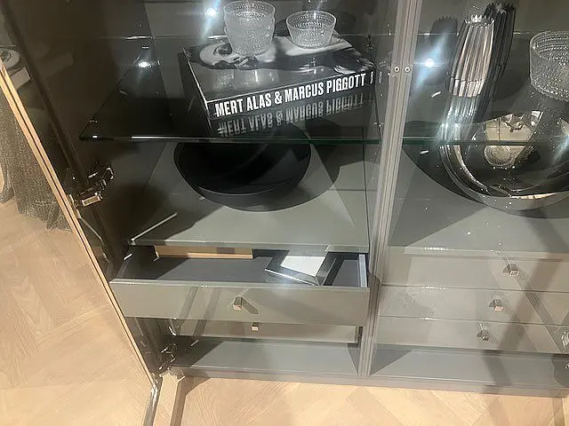 SieMatic Classic SE22BAL/88LS lotusweiss gl./steingrau matt/Insel nickel