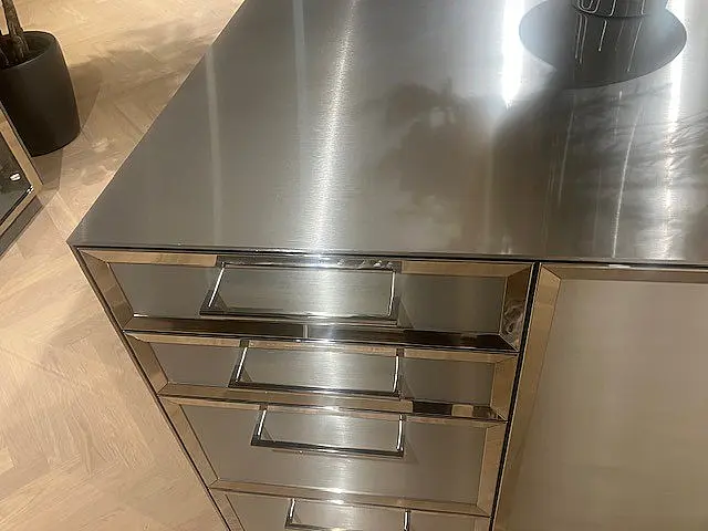 SieMatic Classic SE22BAL/88LS lotusweiss gl./steingrau matt/Insel nickel
