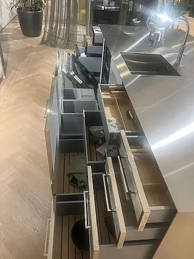 SieMatic Classic SE22BAL/88LS lotusweiss gl./steingrau matt/Insel nickel