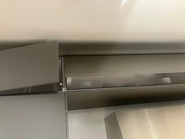 SieMatic Classic SE22BAL/88LS lotusweiss gl./steingrau matt/Insel nickel