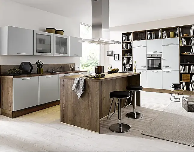 Inselküche in Satinlack und Holz Farbkombination