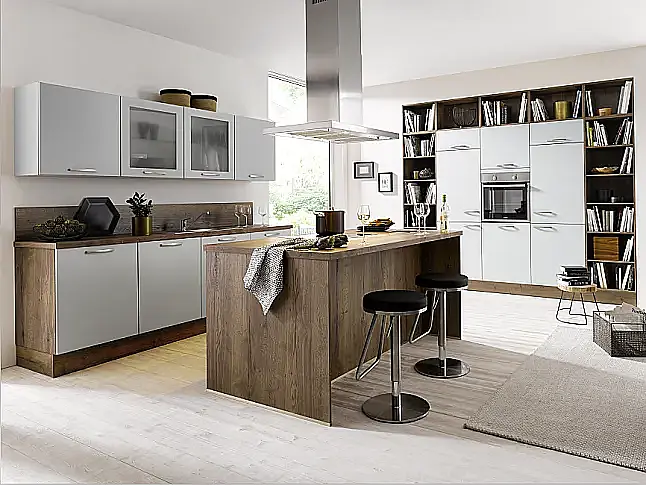 Inselküche in Satinlack und Holz Farbkombination