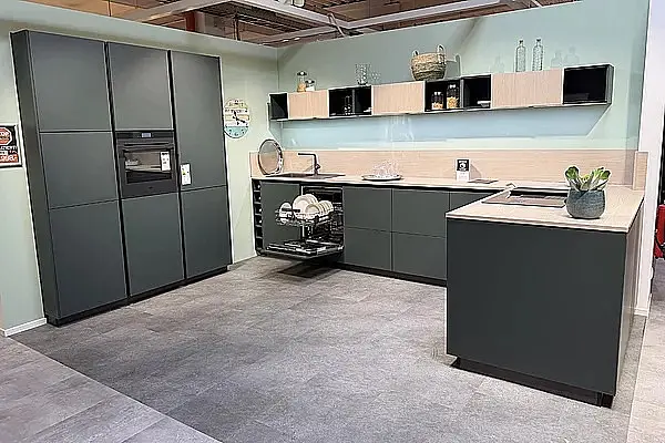 Moderne Nolte Küche mit Inselblock