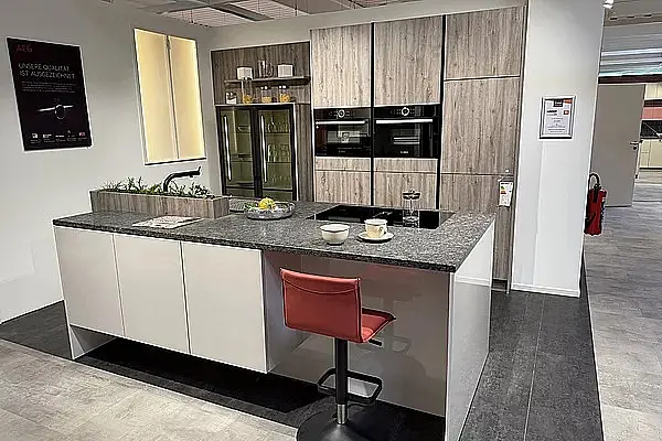 Zeitlose Küche in Satin Hochglanz / Dekor Sommereiche Silbergrau und Naturstein steel Grey satiniert