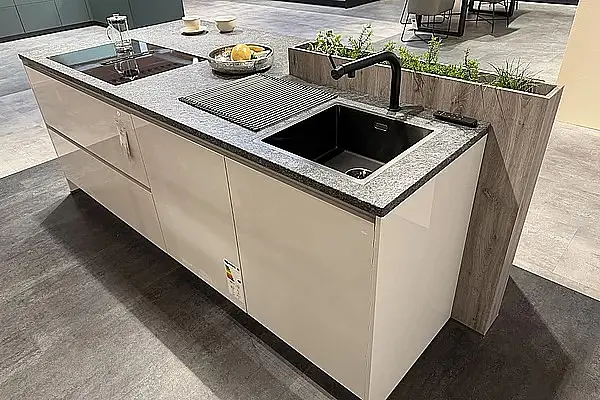 Zeitlose Küche in Satin Hochglanz / Dekor Sommereiche Silbergrau und Naturstein steel Grey satiniert