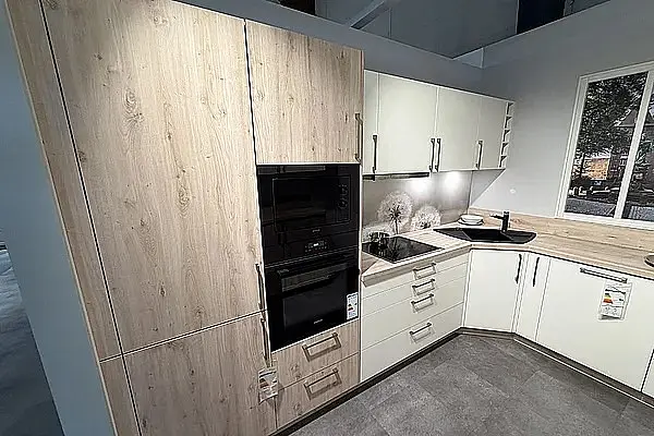 Stilvolle helle Küche mit Holzelementen
