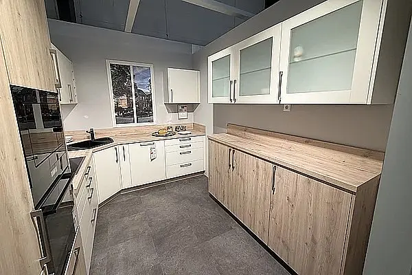 Stilvolle helle Küche mit Holzelementen
