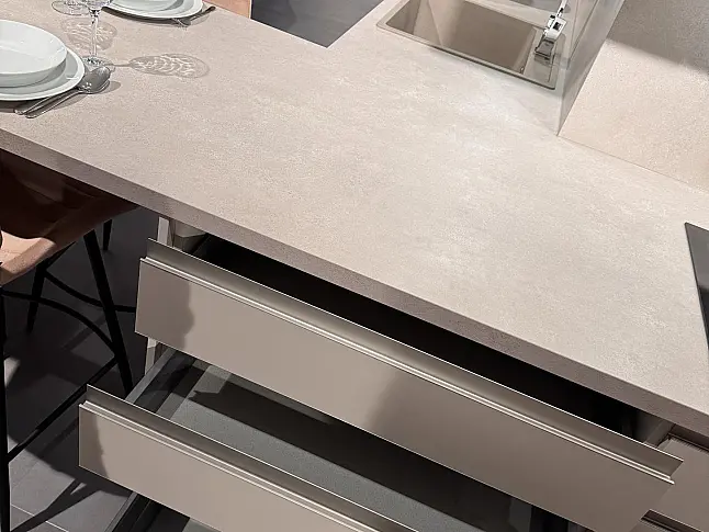 Moderne Küche mit gemütlicher Sitzmöglichkeit