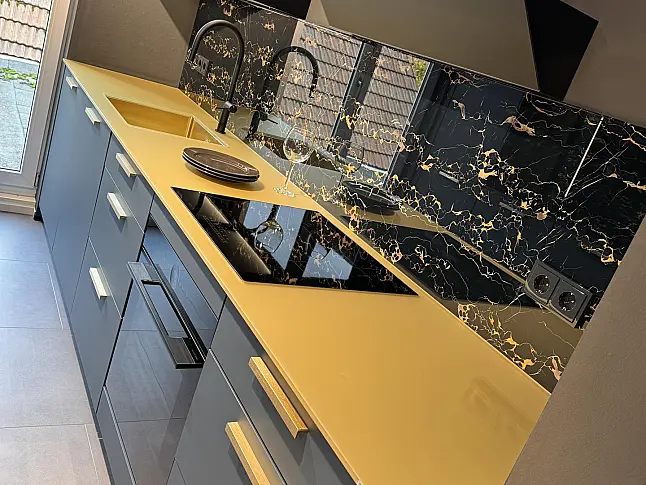 Blaue Küche mit Glas Arbeitsplatte und modernem Design