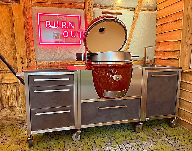 Outdoor-Küche mit Keramikgrill, Spüle und Kochfeld