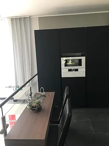NOLTE MUSTERKÜCHE MATRIX 150 Manhattan beton hellgrau-Decor mit samtmattschwarz