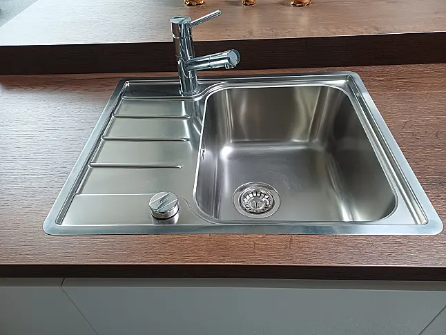 Moderne Grifflose Insel Küche von Häcker