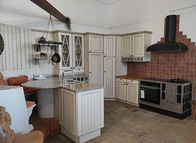 Küche im Landhausstil mit besonderer Sitzecke