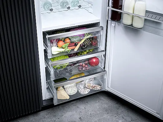 Einbau-Kühlschrank für professionelles Einlagern, dank PerfectFresh Pro und DynaCool.